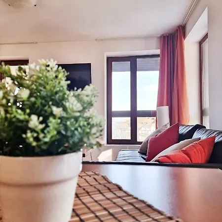 Front Door To The Gondola And Town Centre Apartment *