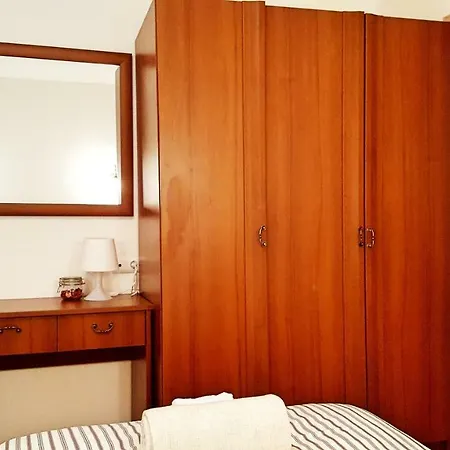 Front Door To The Gondola And Town Centre Apartment