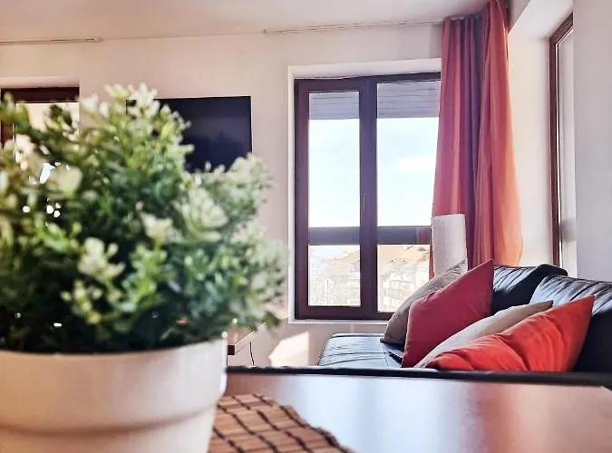 Front Door To The Gondola And Town Centre Apartman *