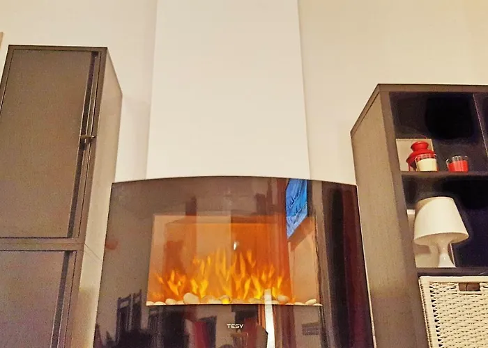 Front Door To The Gondola And Town Centre Apartment *